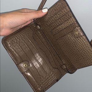 NWOT HENRI BENDEL crossbody wallet/phone bag!